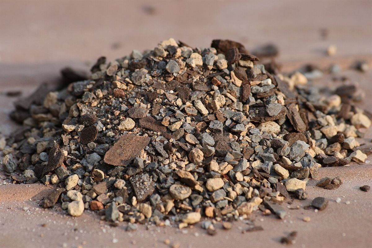 Monte de substrato granulado para bonsai, com pedriscos, grãos minerais e pedaços de casca